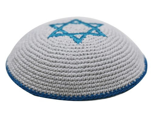 כיפה סרוגה לבנה 17 ס"מ רקמה תכלת מגן דוד עם פס תכלת מסביב
