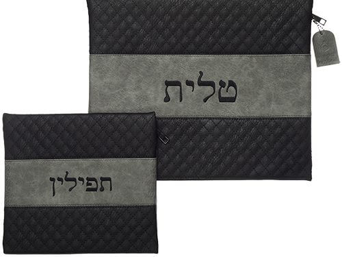 סט תיקי טלית ותפילין מדמוي עור בתפירת קווילט מעוינים, עם פס מרכזי רחב ורקום המציג את הכיתוב טלית ותפילין בהתאמה.
