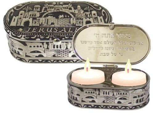 פמוטי נסיעה אובליים ממתכת בעיטור חומות ירושלים, בתוך קופסה נפתחת עם נרות דולקים ומכסה שעליו חקוקה ברכת הדלקת נרות.