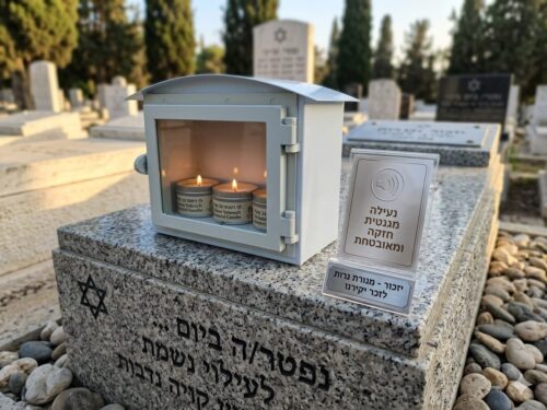 מתקן לנרות נשמה לקבר בצבע לבן
