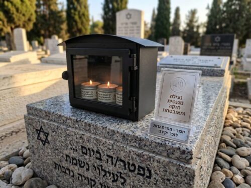 מתקן לנרות נשמה לקבר בצבע שחור