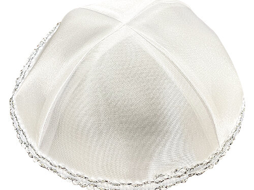 כיפה לבנה סטן פס כסף 17 ס"מ | White Satin Kippah 17 cm - Silver