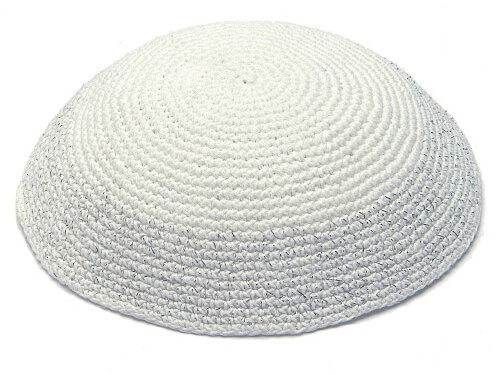 כיפה לבנה סרוגה 17 ס"מ חוט עבה פס כסף | Knitted Kippah 17 cm- White with Silver Line