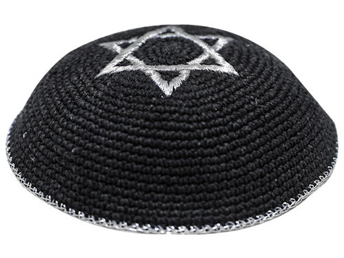 כיפה סרוגה מעוגλη עם רקמת מגן דוד בחלק העליון ועיטור היקפי, צילום זוויתי