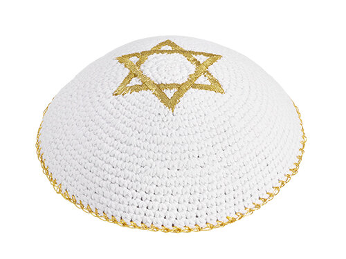 כיפה סרוגה 16 ס"מ לבן עם רקמה זהב מגן דוד | Knitted Kippah 16 cm- White with Golden Magen David Embroidery