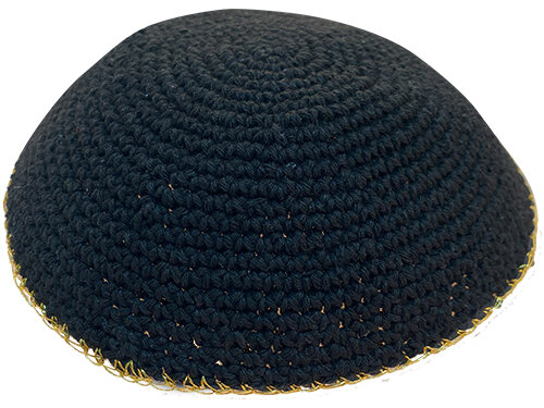 כיפה סרוגה 15 ס"מ שחור מסביב פס זהב | Knitted Kippah 15 cm- Black with Golden Line