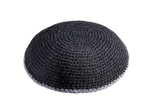 כיפה סרוגה 15 ס"מ שחור מסביב פס אפור | Knitted Kippah 15 cm- Black with Gray Line