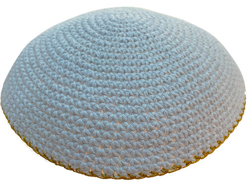 כיפה סרוגה 15 ס"מ לבן מסביב פס זהב | Knitted Kippah 15 cm- White with Golden Line