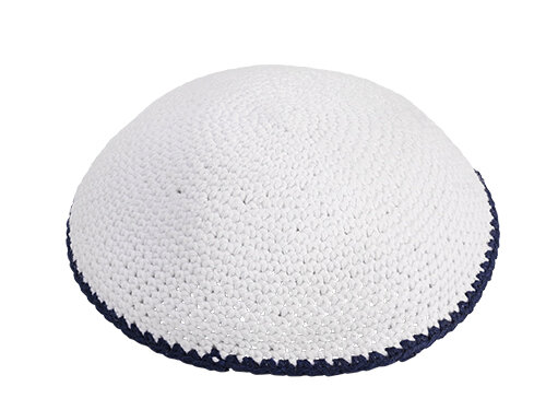 כיפה סרוגה 15 ס"מ לבן מסביב פס כחול | Knitted Kippah 15 cm- White with Blue Line