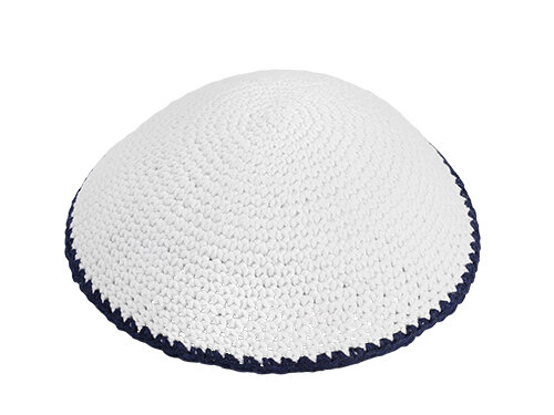 כיפה סרוגה 17 ס"מ לבן מסביב פס כחול | Knitted Kippah 17 cm- White with Blue Line