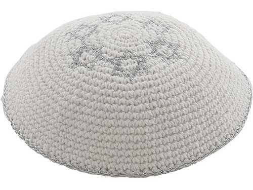כיפה סרוגה 16 ס"מ לבן 6 מגיני דוד כסף | Knitted Kippah 16 cm- White with Silver Magen David Embroidery