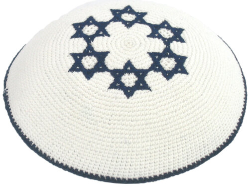 כיפה סרוגה 16 ס"מ לבן 6 מגיני דוד כחול | Knitted Kippah 16 cm- White with Blue Magen David Embroidery