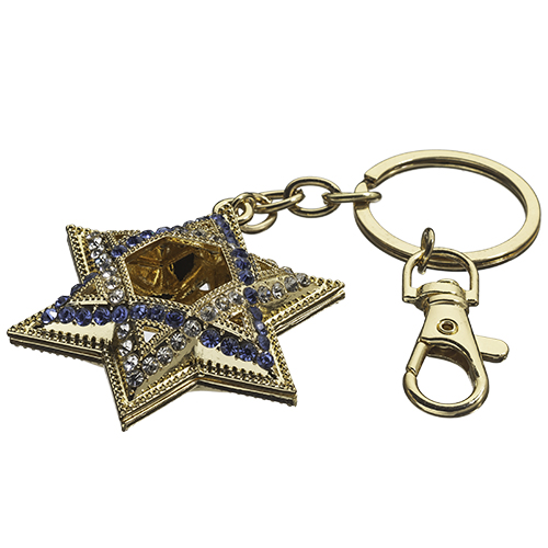 מחזיק מפתחות בצורת מגן דוד תלת-ממדי משובץ אבנים נוצצות עם טבעת חיבור ואבזם תפס, במבט זוויתי.