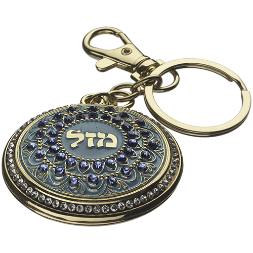 מחזיק מפתחות עגול משובץ עם המילה מזל במרכז, טבעת מפתחות ותפס מתכת מזוויות צילום אלכסונית.