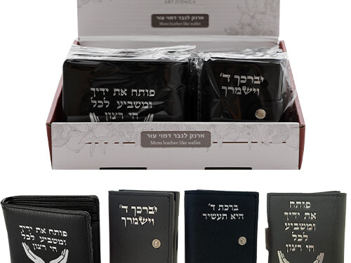 סטנד תצוגה עם ארנקי דמוי עור לגבר הכוללים הדפסים בעברית, וארבעה דגמי ארנקים פרוסים בחזית.