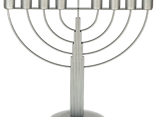 חנוכיית שמן בעיצוב מודרני עם קנים עגולים מדורגים המחוברים בחוטי מתכת קשתיים, בסיס עגול במבט חזיתי.