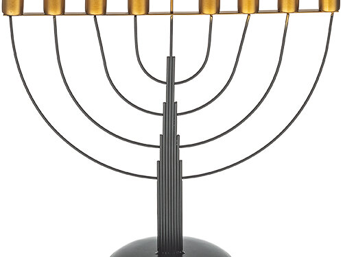 חנוכיית שמן בעיצוב חצי עגול עם קנים עשויים חוטי מתכת דקים ובסיס עגול מרכזי מבט חזיתי ישיר