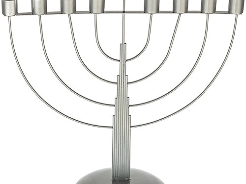 חנוכיית שמן בעיצוב חצי עגול עם בסיס מעוגל ועמוד מרכזי מורכב ממוטות, מבט חזיתי.