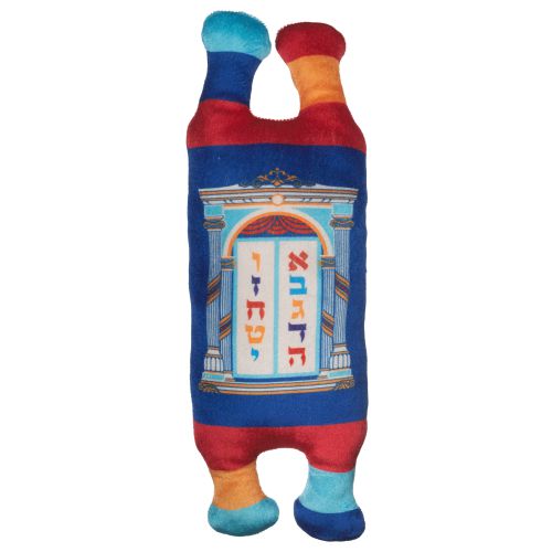 צעצוע ספר תורה רך ממולא עם רקמת שער וילנה ועצי חיים מעוגלים, במבט מלא מהחזית.