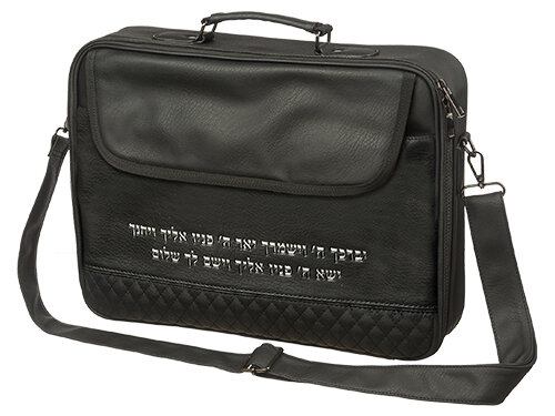 תיק טלית גדול גוון שחור פיו מפואר אותיות בולטות "ויב 41*31ס"מ | PU Leathere Fabric Talit 43*36 cm with Handle- Black with Embossed Letters