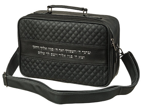 תיק טלית בינוני גוון שחור פיו מפואר אותיות בולטות "ויב 34*22ס"מ | PU Leathere Fabric Talit 23*36 cm with Handle- Black with Embossed Letters