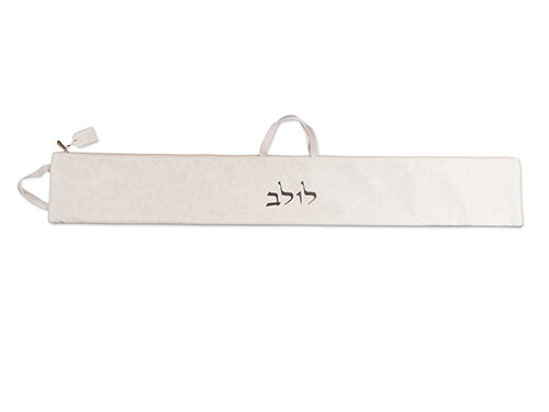 נרתיק ללולב דמוי עור עם ידית נשיאה, רוכסן ורקמת המילה לולב במרכז, במבט מהצד.