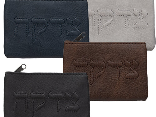 סטנד מעורב של תיקי צדקה דמוי עור 11*8 ס"מ 24 יחידות מחיר ליחידה| Full Display of 24 Assorted Letherette Tzedakah Bags
