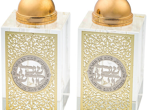 זוג מלחיות קריסטל מרובעות עם פלקטת פיליגרין בעיצוב עגול במרכז ומכסים כיפתיים, במבט חזיתי.