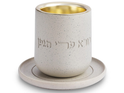 גביע קידוש מהודר מפולימר בטון כהה עם תחתית 8 ס"מ